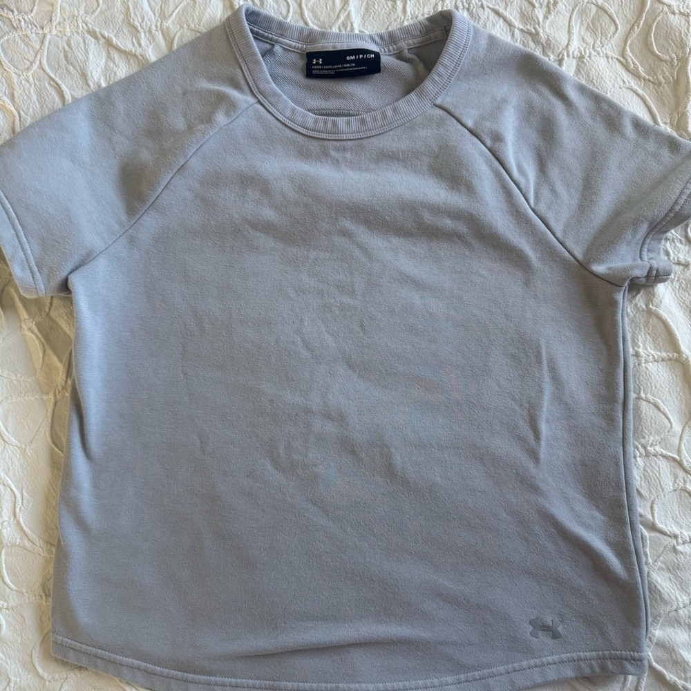 Light gray women’s under armor top